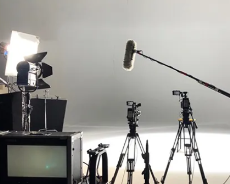 央视栏目拍摄制作方案中综艺节目的兼容性体现在哪儿